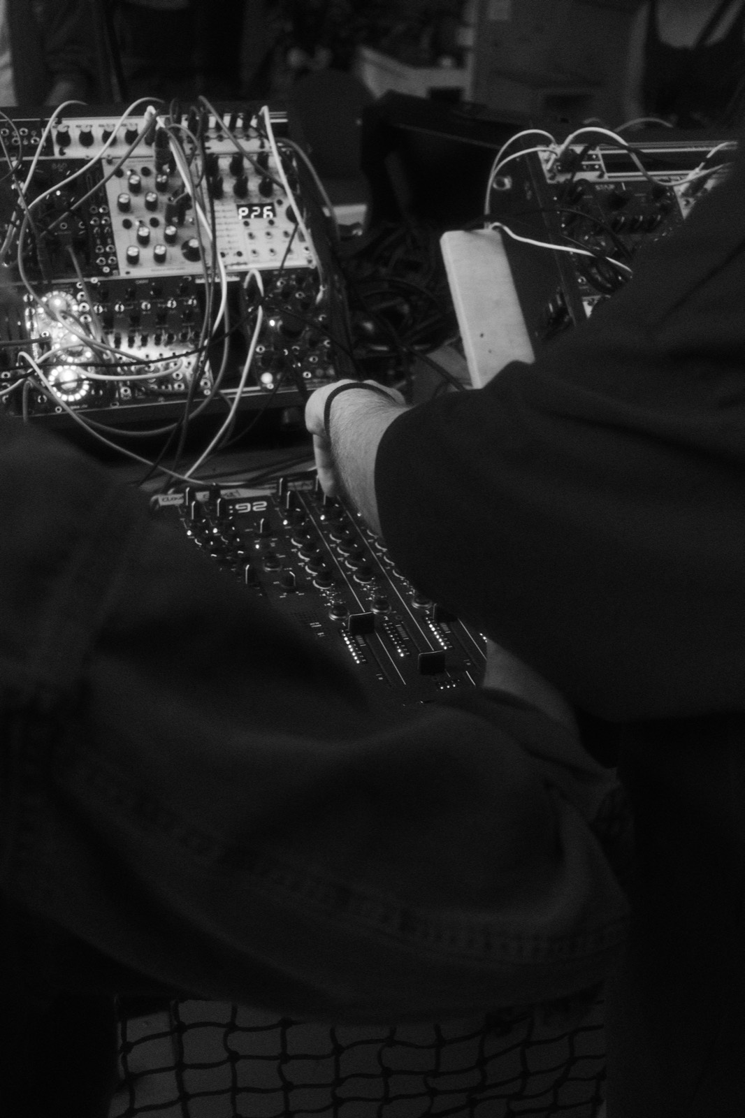 Handen aan een mixer en een modulair systeem